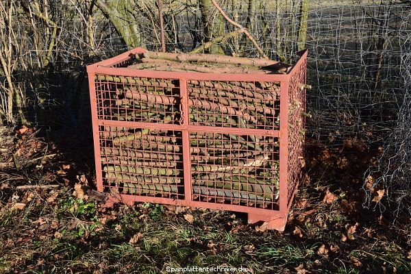 Eine Box mit Brennholz.