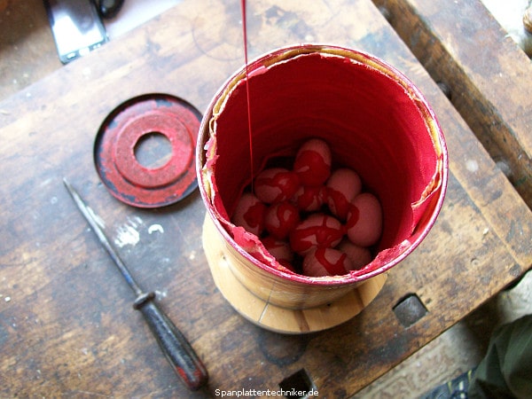 Einfärben von kleinen Holzeiern.
