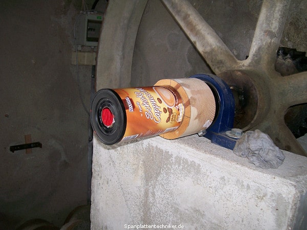 Einfärben von kleinen Holzeiern.