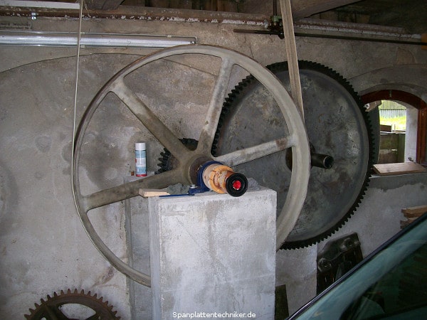 Einfärben von kleinen Holzeiern.