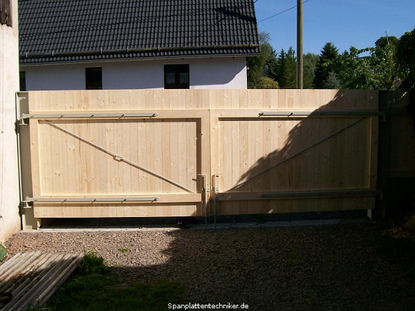 Großes und massives Gartentor.