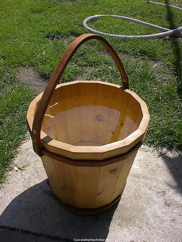 Ein wunderschöner Holzeimer.