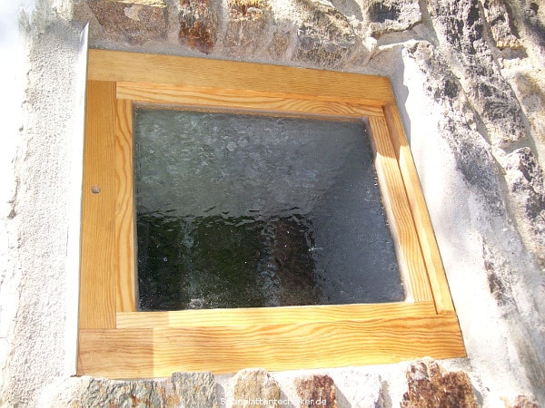 Neues Kellerfenster mit Holzramen.