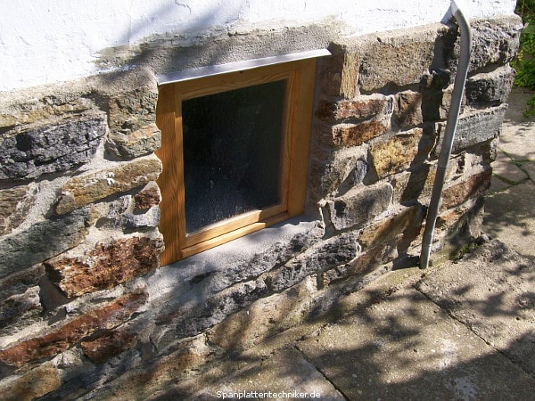 Neues Kellerfenster mit Holzramen.
