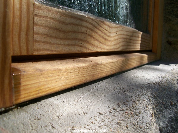 Neues Kellerfenster mit Holzramen.