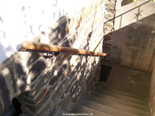 Neuer Handlauf an einer Steintreppe.