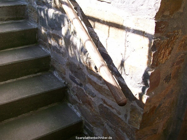 Neuer Handlauf an einer Steintreppe.
