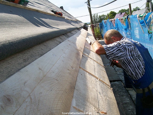 Sanierung eines alten Scheunendaches.
