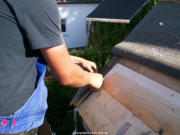 Sanierung eines alten Scheunendaches.