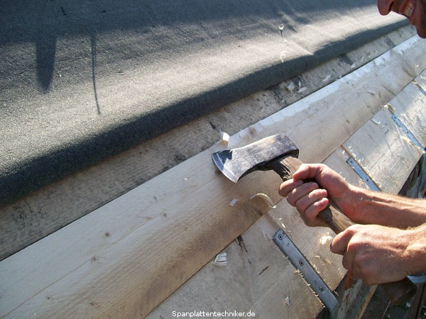 Sanierung eines alten Scheunendaches.