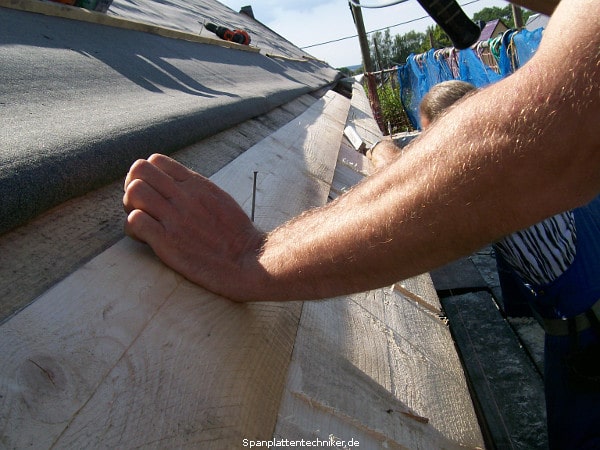 Sanierung eines alten Scheunendaches.