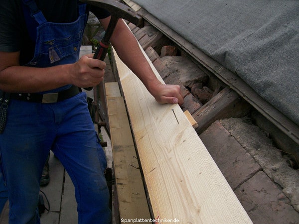 Sanierung eines alten Scheunendaches.