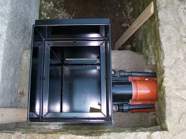 Anschlüsse am Wasserkasten des Wasserrades.