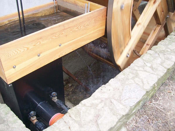 Wasserkasten mit Holzaufbau.