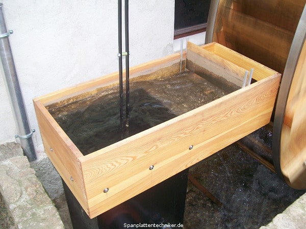 Wasserkasten mit holzaufbau.