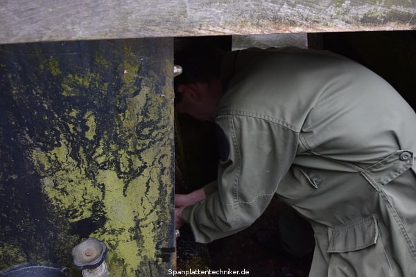 Ein Techniker arbeitet am Wasserkasten.
