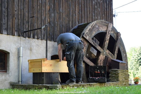 Ein Techniker macht Feineinstellungen an der Steuerung.
