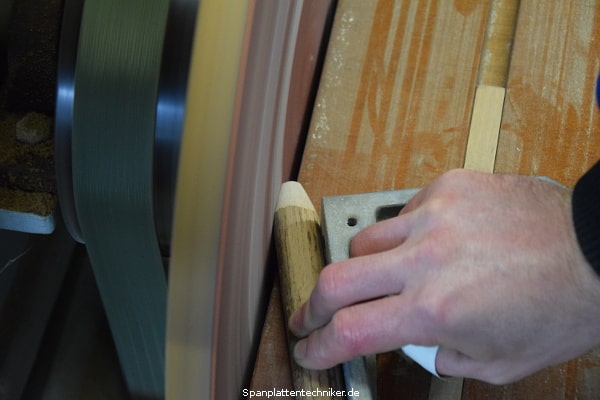 Fertigung eines Zwergenhutes.