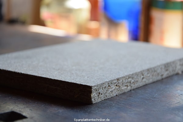 Blick auf eine Spanplatte.