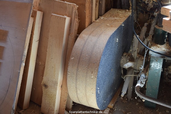 Spanplatten neben Holzbalken bzw. Holzplatten.