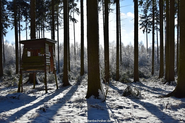 Eine Waldhütte im Wald in der Winterzeit.